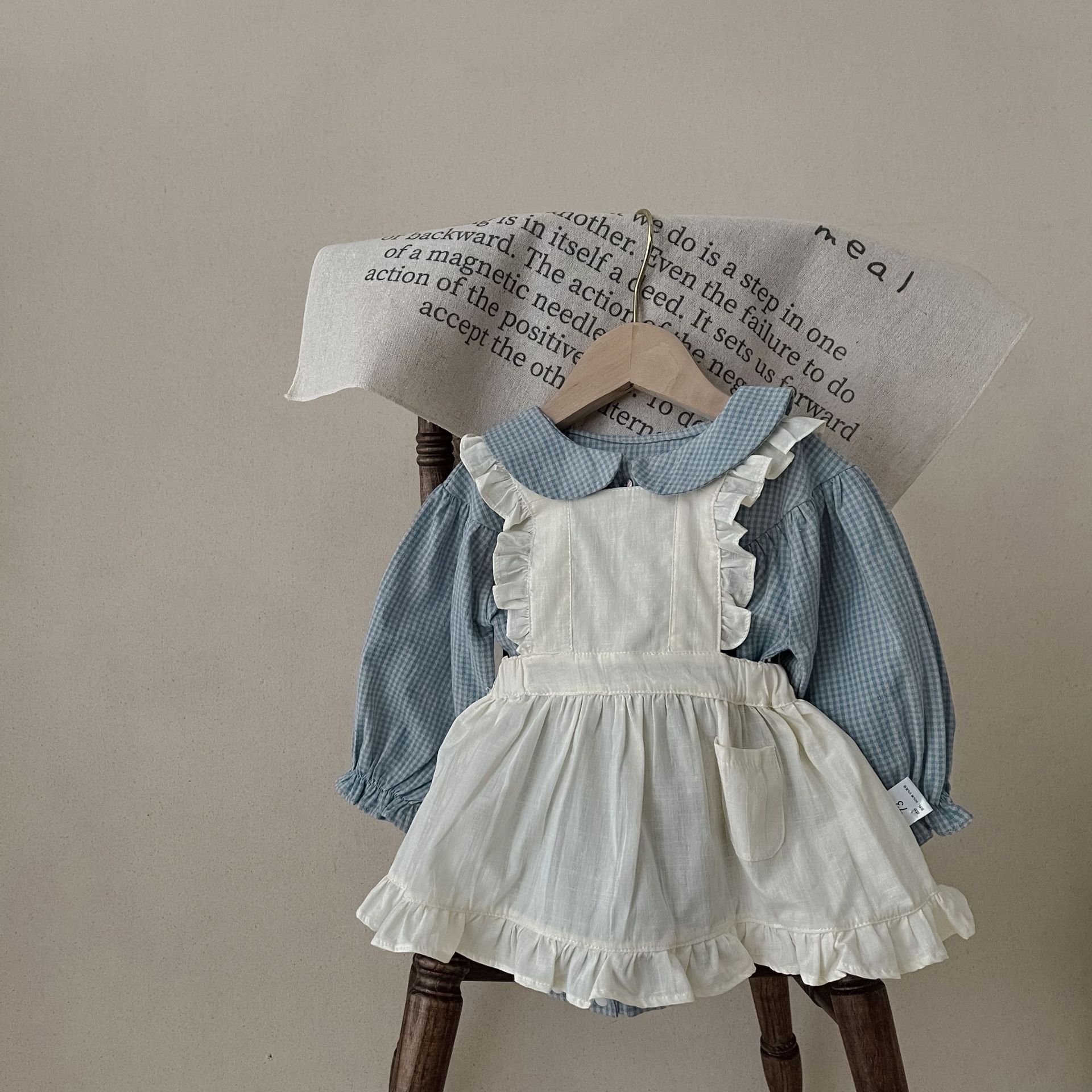 Ensemble 2 Pièces Bébé — Grenouillère Carreaux & Petite Jupe — porté fille