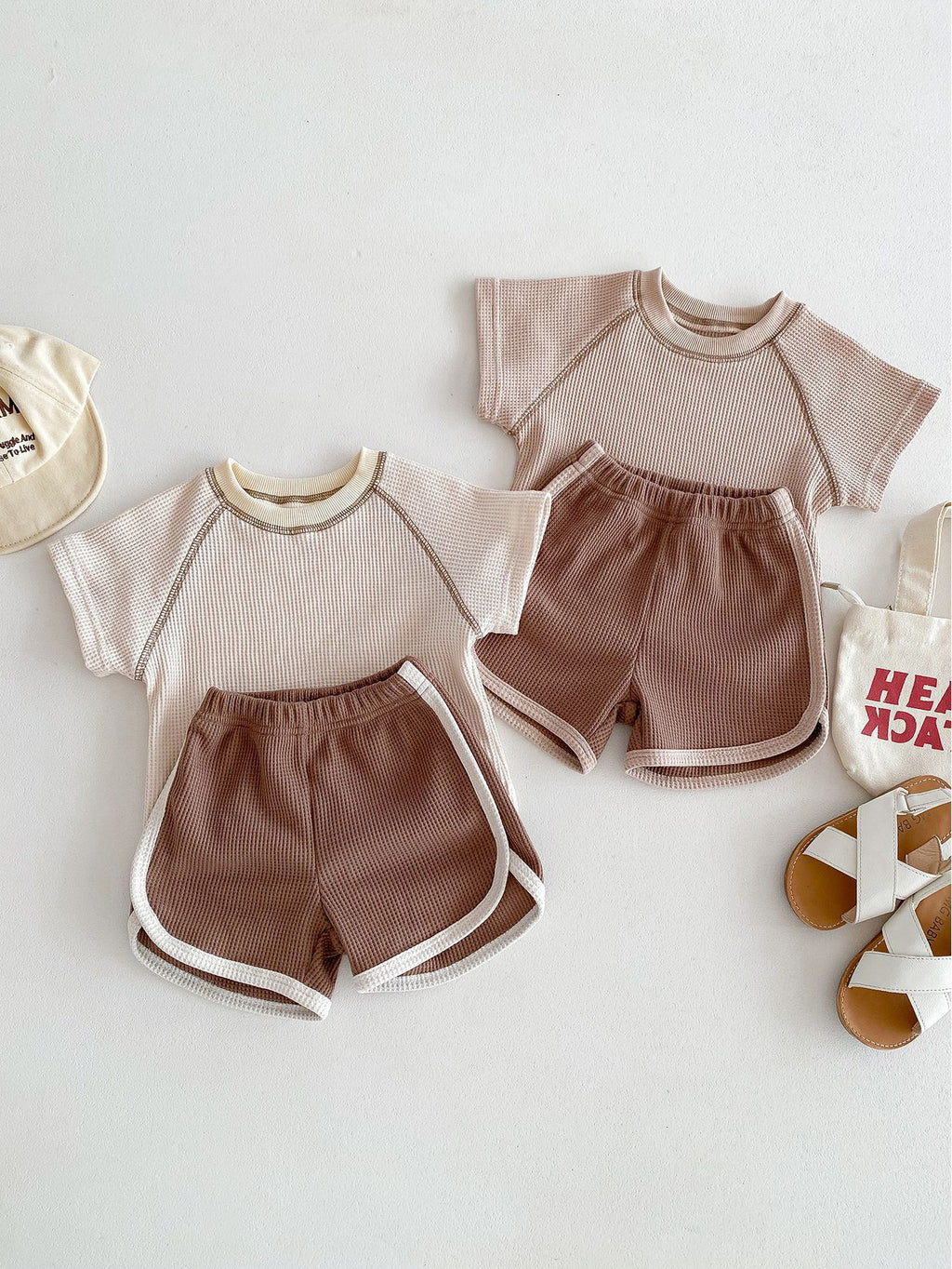 Ensemble 2 Pièces Bébé Été — Haut & Short Unisexe — vue de côté