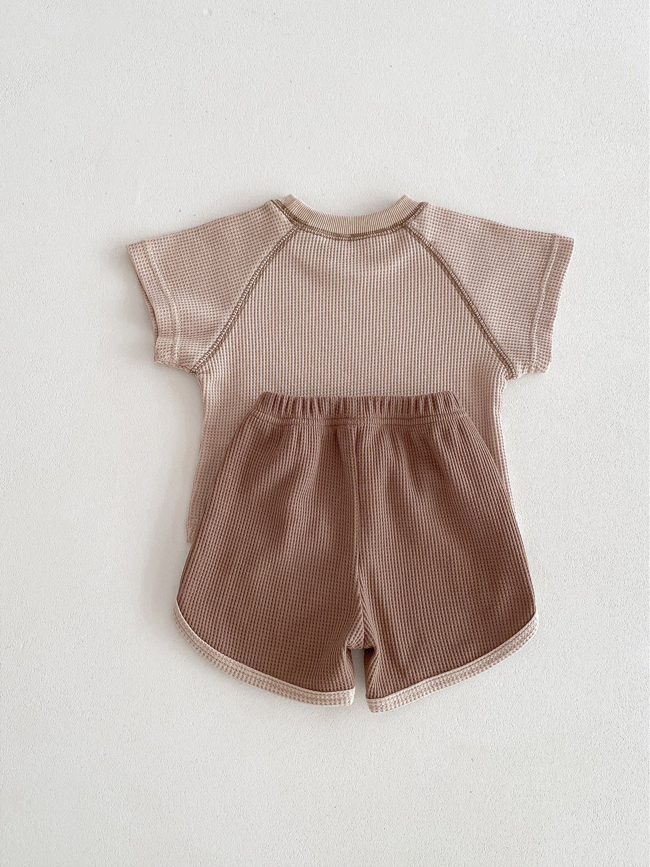 Ensemble 2 Pièces Bébé Été — Haut & Short Unisexe — porté unisexe
